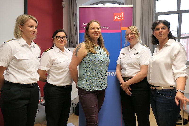 v.l.: Fregattenkapitnin Barbara Sand und Sonja von der Lhe, Haupsbootsmann Elvira Tanyschev, Hauptfeldwebel Tanja Bruns, Landesvorsitzende FU Katharina Willenbrink